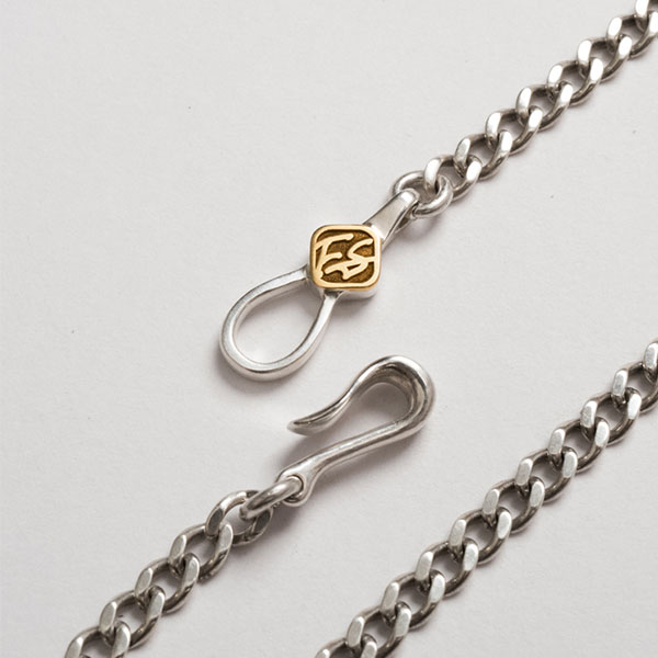 「金のFSロゴ」をあしらったシルバーネックレス /  13200円