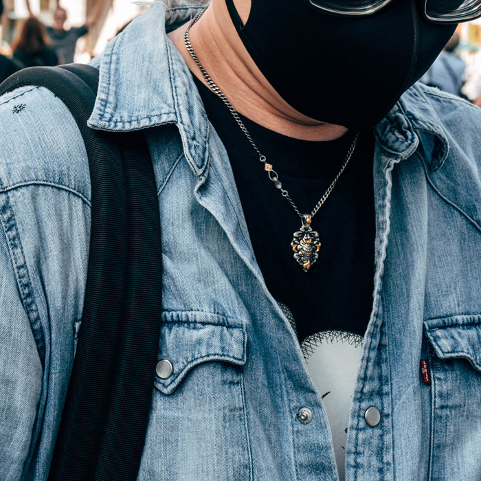 「德巴燃匝」火焰鐵蠍吊墜｜雕金金鑽版｜101800円