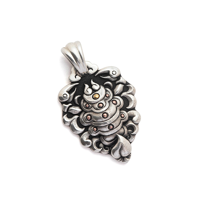 「炎の鉄サソリ 」ペンダント· 彫金·金装飾版 /  26650円