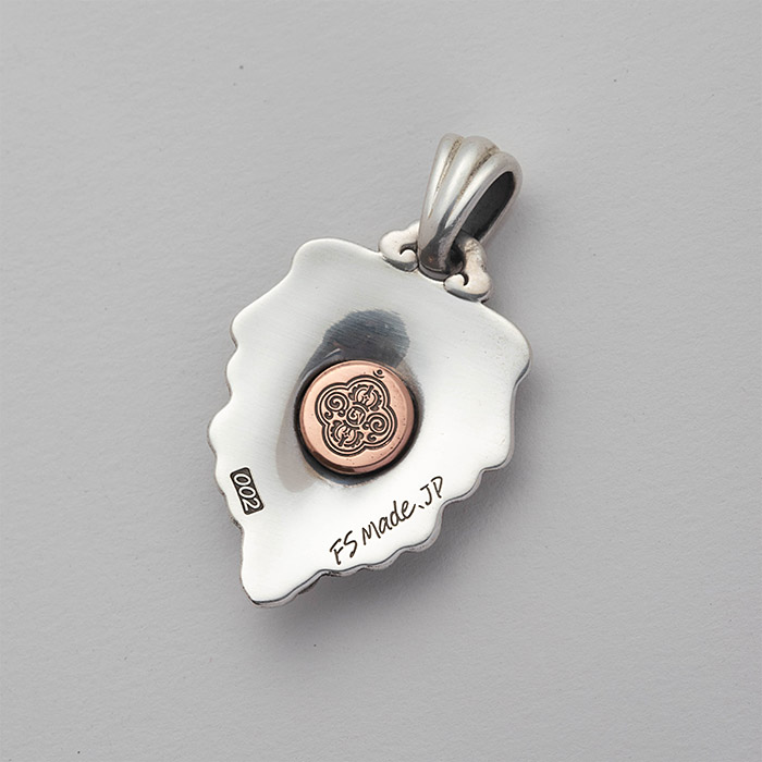 「炎の鉄サソリ 」ペンダント· 彫金·金装飾版 /  26650円
