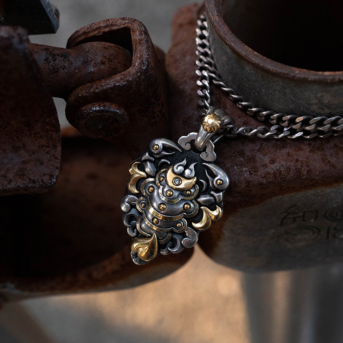 「德巴燃匝」火焰鐵蠍吊墜｜雕金金鑽版｜101800円