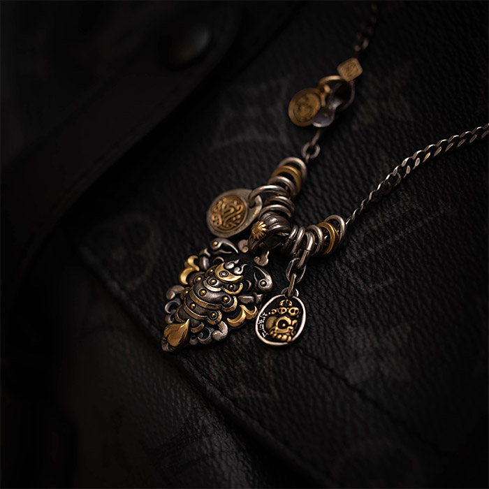 「德巴燃匝」火焰鐵蠍吊墜｜雕金金鑽版｜101800円