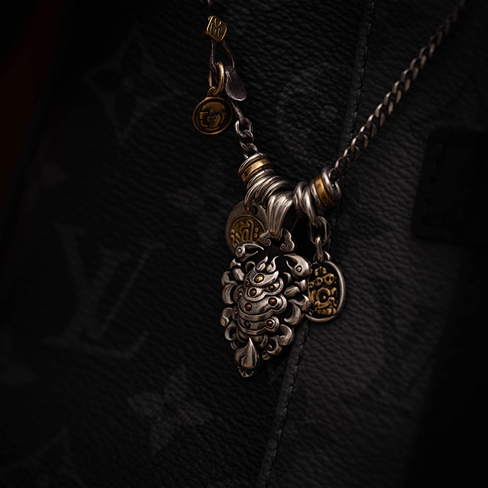 「德巴燃匝」火焰鐵蠍吊墜｜雕金點金版｜29000円